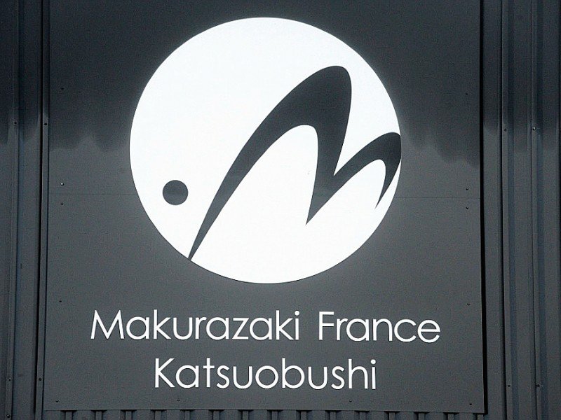Le logo de Makurazaki France, une entreprise qui fabrique de la bonite séchée en France, me 21 octobre 2016 - FRED TANNEAU [AFP]