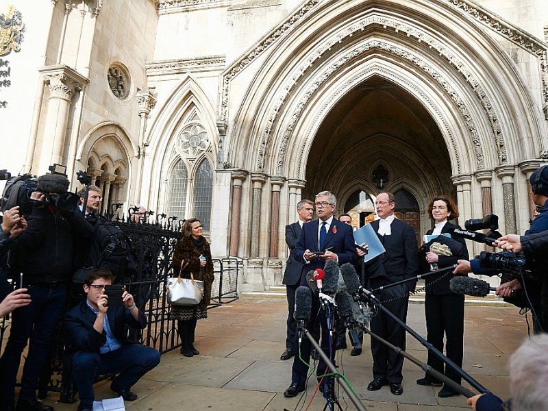 Des avocats annoncent devant la Haute Cour de Londres la décision des juges d'accorder au Parlement un droit de vote sur le Brexit, le 3 novembre 2016 - Niklas HALLE'N [AFP/Archives]