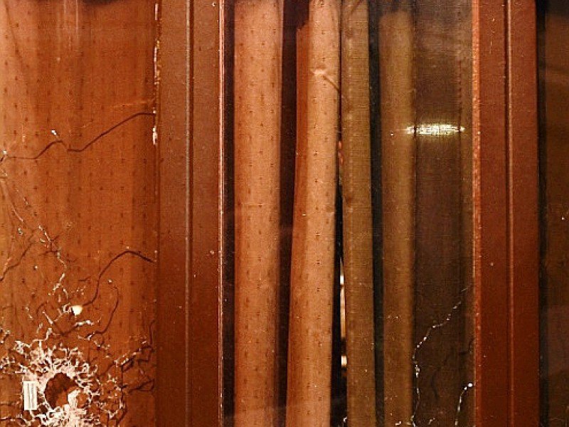 Un vitre du Carillon à Paris criblé de balles, le 14 novembre 2015 après les attentats - MARTIN BUREAU [AFP/Archives]