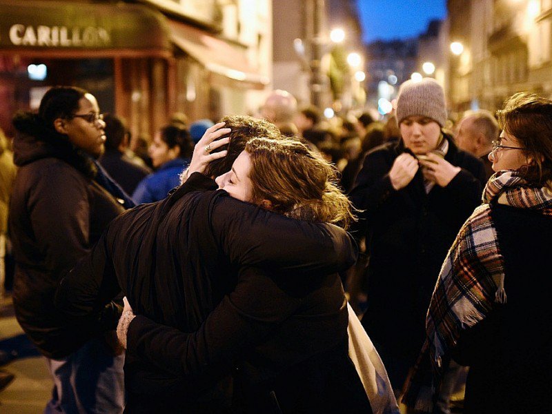 Retrouvailles devant le café Le Carillon à Paris, le 14 novembre 2015 après les attentats - MARTIN BUREAU [AFP/Archives]