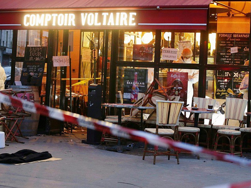 La police scientifique dans le café Comptoir Voltaire à Paris le 14 novembre 2015 après les attentats - KENZO TRIBOUILLARD [AFP/Archives]