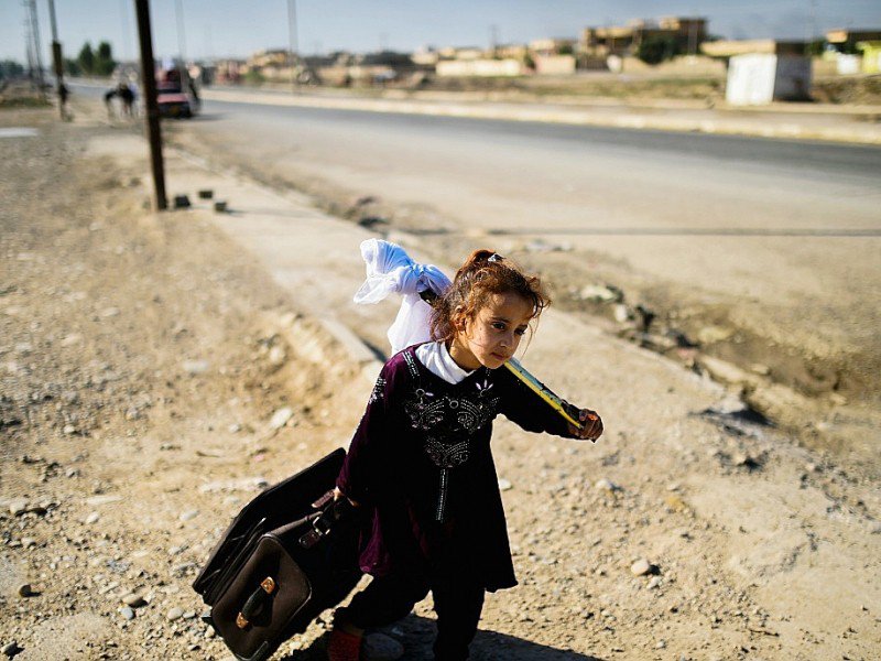 Une fillette irakienne quitte le village de Gogjali, près de Mossoul, le 4 novembre 2016 - BULENT KILIC [AFP]