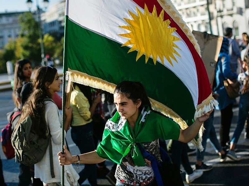 Une Kurde brandit le drapeau du Kurdistan lors d'une manifestation contre le gouvernement turc à Athènes, le 5 novembre 2016 - ANGELOS TZORTZINIS [AFP]
