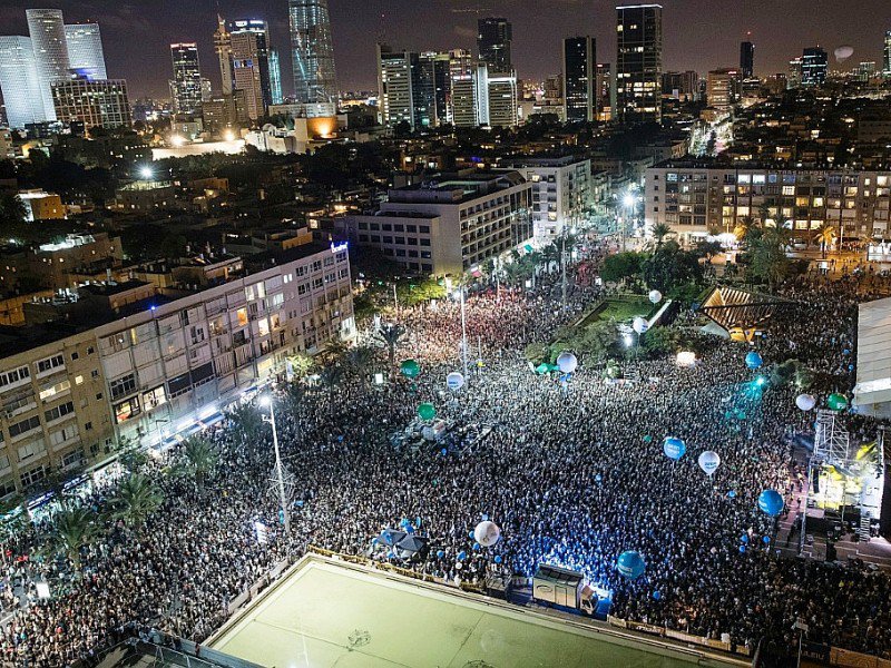 Des dizaines de milliers de personnes participent à Tel-Aviv au grand rassemblement annuel pour la paix organisé à l'occasion de l'anniversaire de l'assassinat de l'ex-Premier ministre israélien Yitzhak Rabin, le 5 novembre 2016 - JACK GUEZ [AFP]