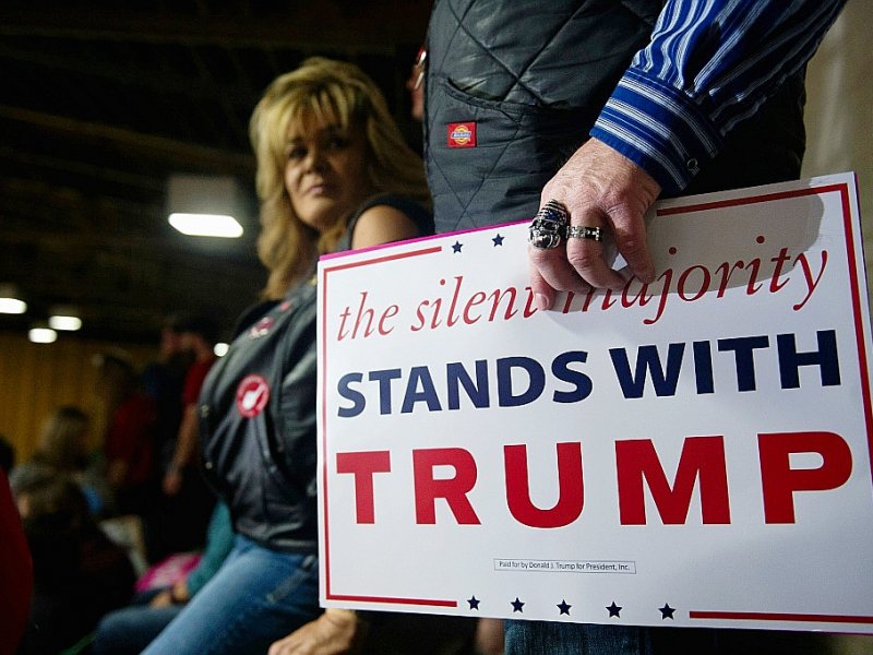 Affiche soutenant Donald Trump, lors d'un meeting de campagne du candidat républicain, le 5 novembre 2016 à Denver - Jason Connolly [AFP]