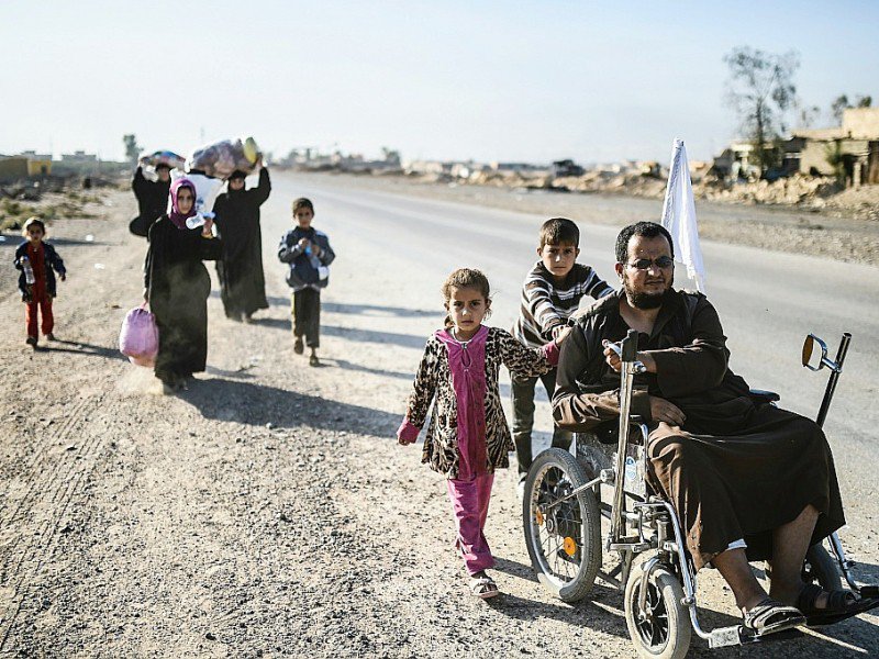 Des familles irakiennes fuient les combats à Mossoul le 4 novembre 2016 et sont dirigés dans un camp près du village de Gogjali - BULENT KILIC [AFP]