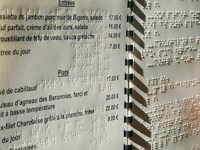 Un menu transcrit en braille, le 13 septembre 2016 à Toulouse, en France - ERIC CABANIS [AFP]