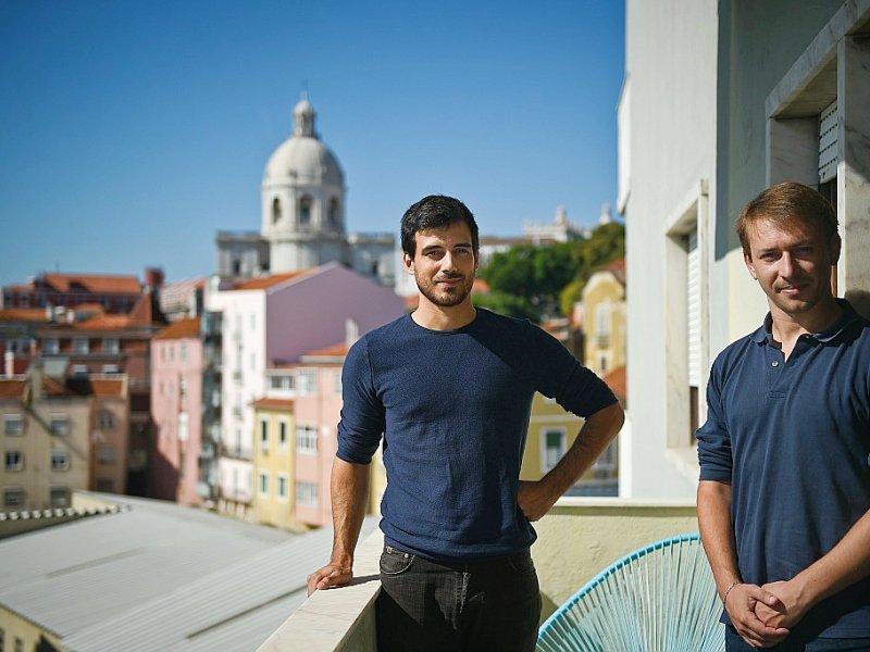 Les fondateurs français du startup "Moneytis" Christophe Lassuyt (d) and Etienne Tatur pose sur le balcon de leur bureau à Lisbonne, le 29 septembre 2016 - PATRICIA DE MELO MOREIRA [AFP/Archives]
