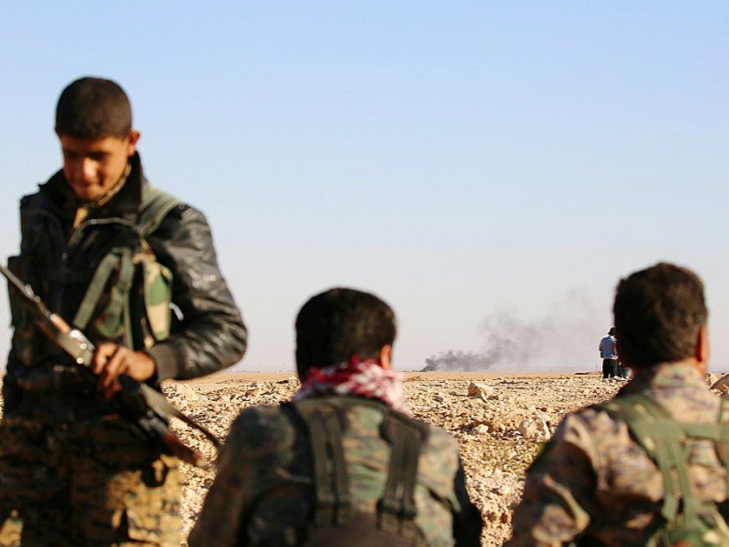 Des membres des Forces Démocratiques syrienne près de Ain Issa (50 km au nord de la ville syrienne de Raqa), le 6 novembre 2016 - DELIL SOULEIMAN [AFP]