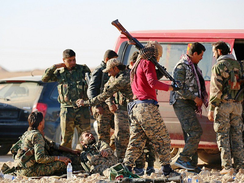 Des membres des Forces Démocratiques syrienne près de Ain Issa (50 km au nord de la ville syrienne de Raqa), le 6 novembre 2016 - DELIL SOULEIMAN [AFP]