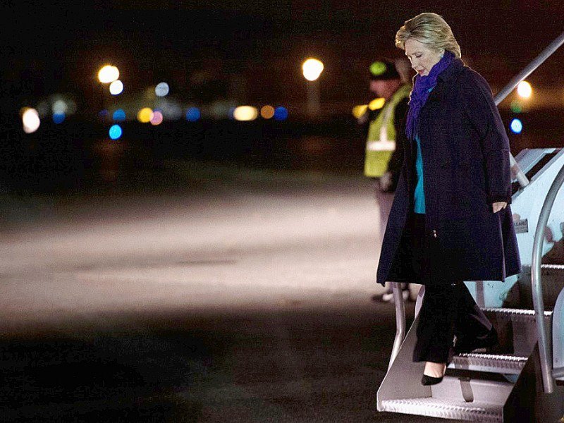 La candidate démocrate Hillary Clinton descend de son avion de campagne à l'aéroport de Cleveland, le 6 novembre 2016 dans l'Ohio - Brendan Smialowski [AFP]