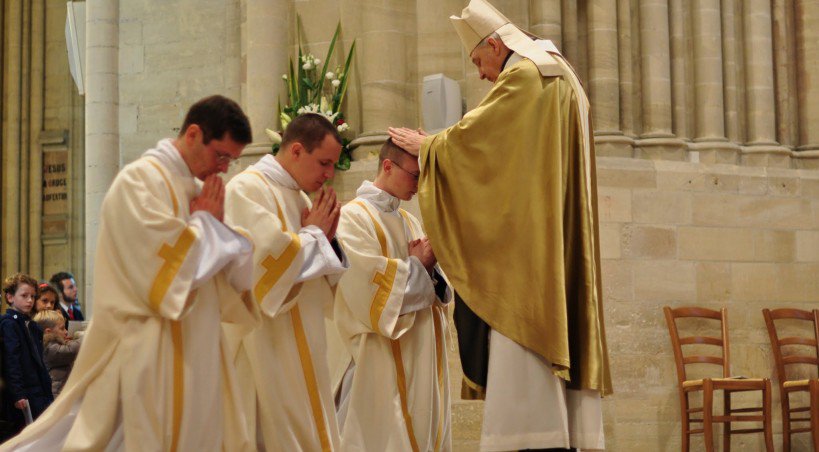 Le rite de l'imposition des mains par l'évêque - Anne-Claire Prouzeau
