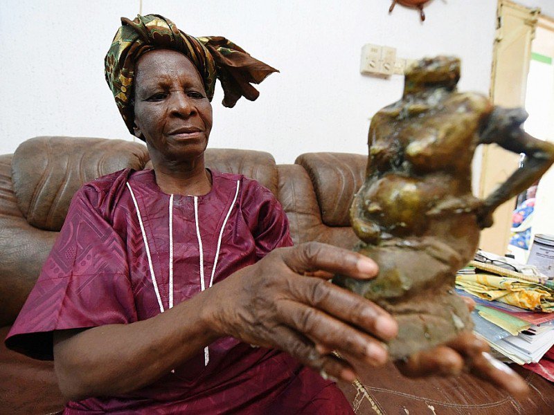 Princesse Elizabeth Olowu, première femme fondeur de bronze au Nigéria, présente une de ses sculptures à Benin City, le 21 octobre 2016 - PIUS UTOMI EKPEI [AFP]