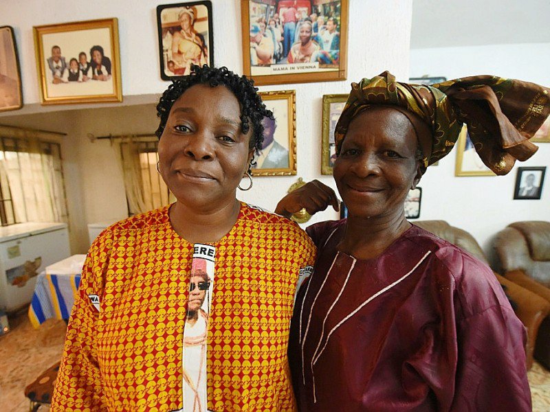 La princesse Elizabeth Olowu (D), première femme fondeur de bronze au Nigéria, et sa fille aînée Peju Layiwola, à Benin City au Nigéria le 21 octobre 2016 - PIUS UTOMI EKPEI [AFP]