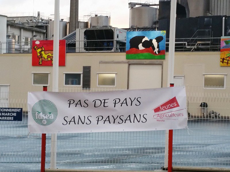 Manifestation dans le calme des producteurs de lait à Condé-sur-Vire (Manche), lundi 7 novembre 2016. - Thibault Deslandes