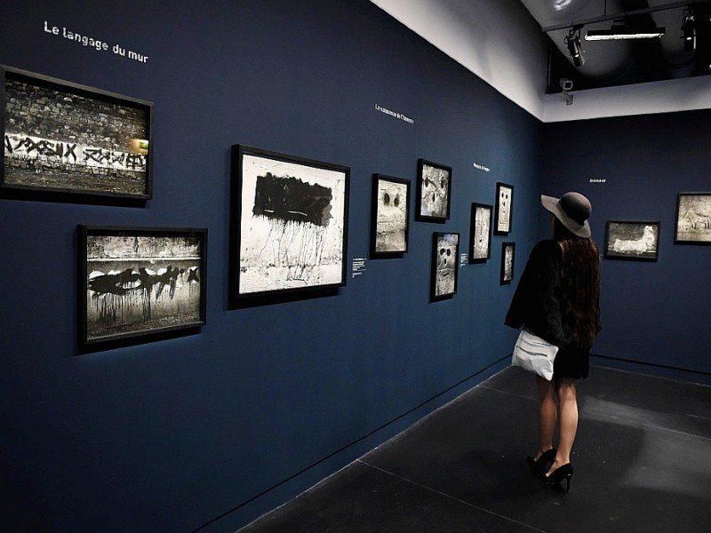 Une journaliste visite l'exposition Brassaï au centre Georges-Pompidou à Paris le 7 novemvre 2016 - MIGUEL MEDINA [AFP]