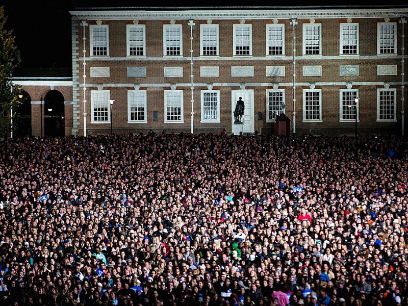Plus de 40.000 personnes se pressaient sur l'esplanade de l'Indépendance pour assister au concert de Jon Bon Jovi et Bruce Springsteen - Brendan Smialowski [AFP]