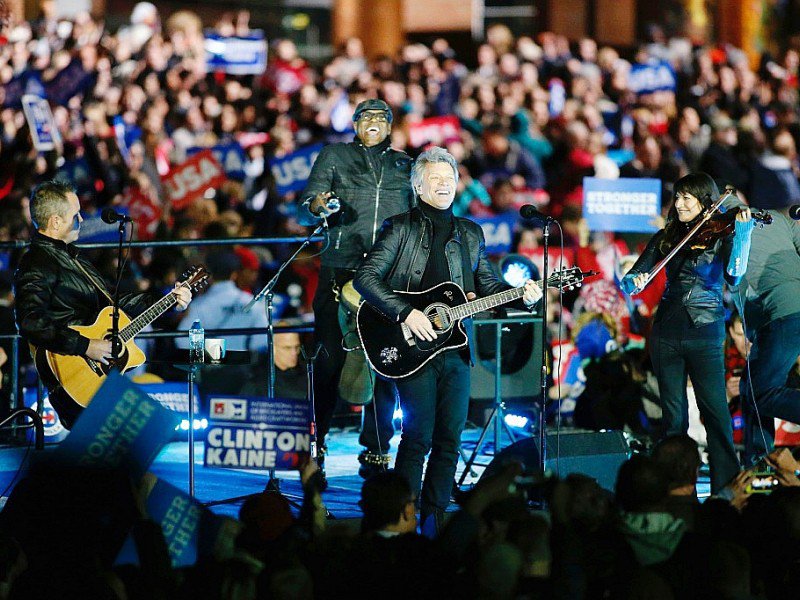 Le chanteur Jon Bon Jovi sur scène lors du meeting de la candidate démocrate Hillary Clinton à Philadelphie, le 7 novembre 2016 - KENA BETANCUR [AFP]