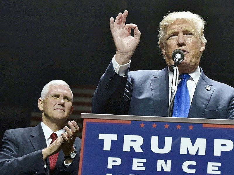 Le candidat à la vice présidence républicaine Mike Pence (g) applaudit lors du discours de Donald Trump, à un meeting de campagne à  Manchester (New Hampshire), le 7 novembre 2016 - MANDEL NGAN [AFP]