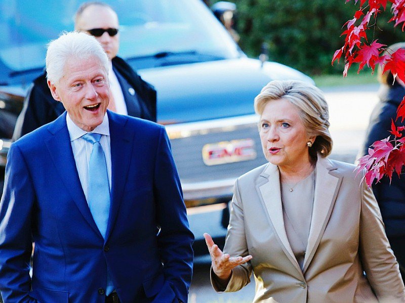 Bill et Hillary Clinton à la sortie du bureau de vote le 8 novembre 2016 à Chappaqua à New York - EDUARDO MUNOZ ALVAREZ [AFP]