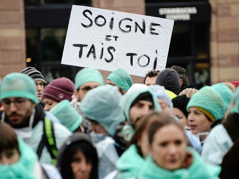 Des infirmiers, aides-soignants et personnels hospitaliers manifestent à Strasbourg, le 8 novembre 2016, pour dénoncer leurs conditions de travail - FREDERICK FLORIN [AFP]