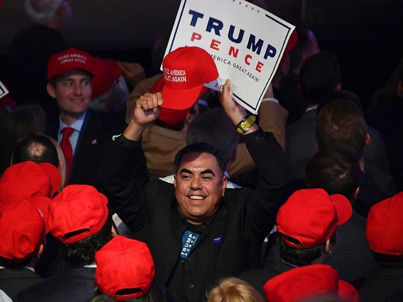 Les partisans de Donald Trump attendent les résultats de la présidentielle, le 8 novembre 2016 à New York - JIM WATSON [AFP]