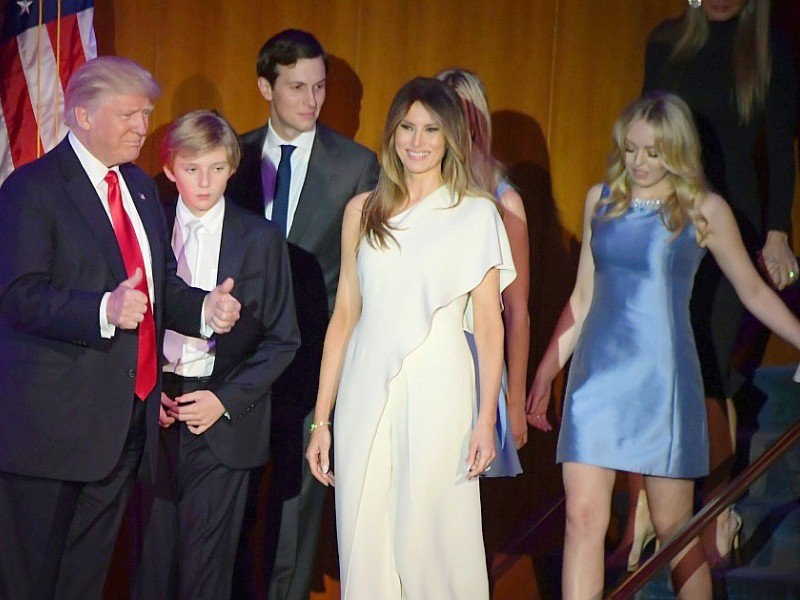 Donald Trump le nouveau président américain arrive avec sa famille pour prononcer un discours à New York, le 9 novembre 2016 - JIM WATSON [AFP]