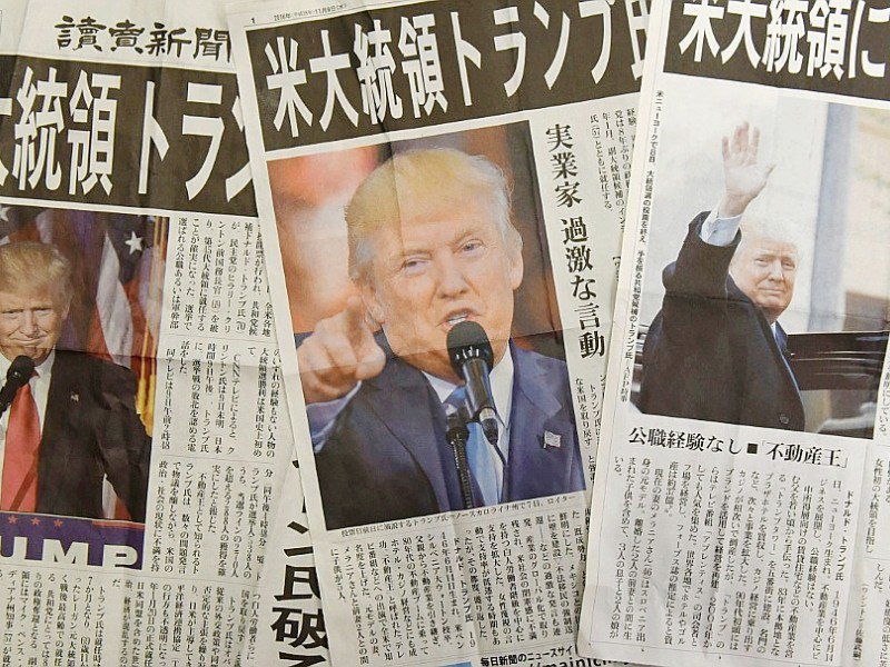 La presse japonaise rend compte de la victoire de Donald Trump à l'élection présidentielle américaine, le 9 novembre 2016 - TORU YAMANAKA [AFP]