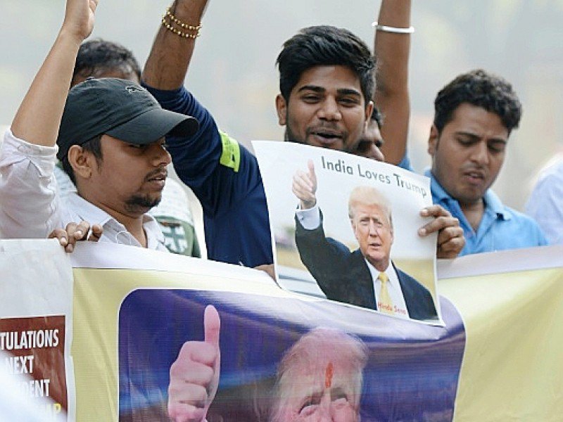Des membres du groupe ultra-nationaliste Hindu Sena célèbrent la victoire de Donald Trump, le 9 novembre 2016 à New Delhi - PRAKASH SINGH [AFP]
