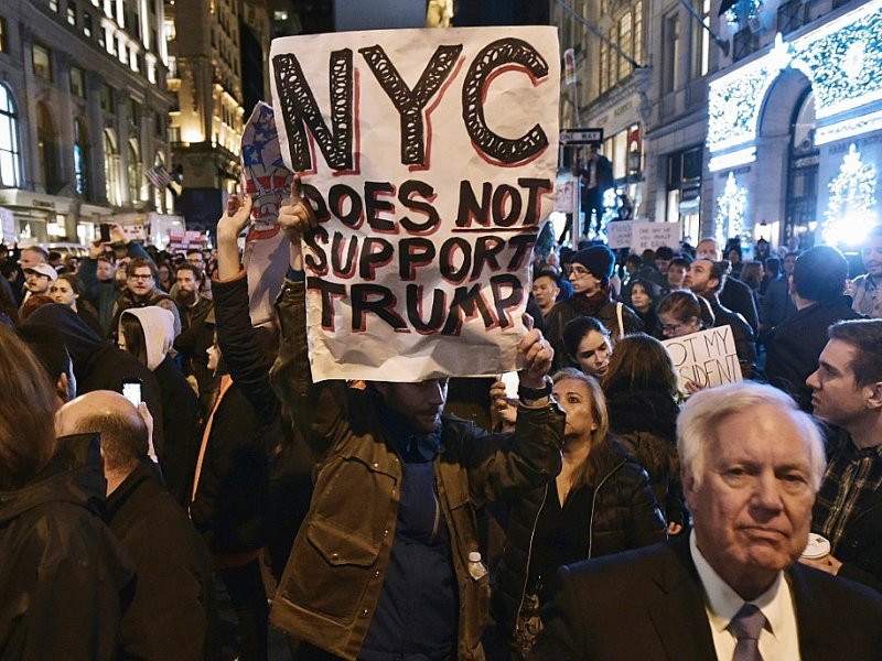 Des opposants au nouveau président élu Donald Trump manifestent sur la 5e Avenue à New York, le 9 novembre 2016 - MANDEL NGAN [AFP]