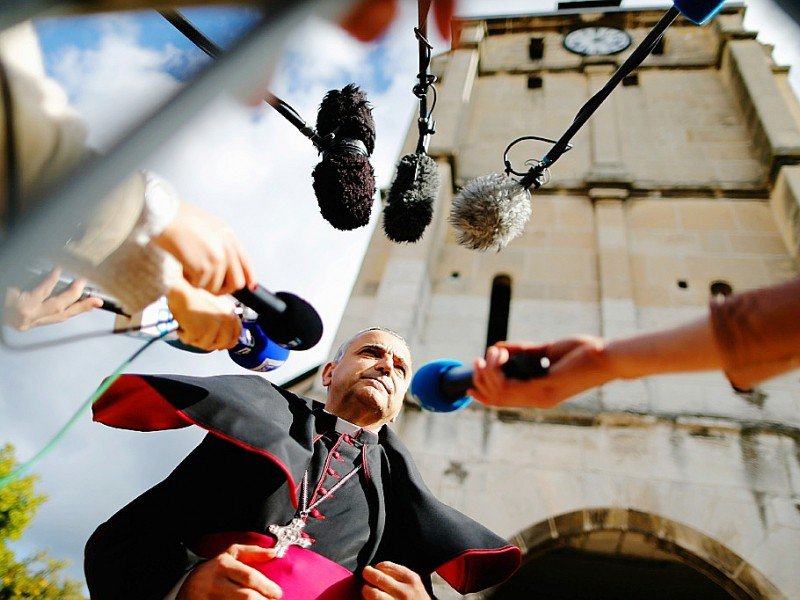 L'archevêque de Rouen Dominique Lebrun répond aux journalistes le 2 octobre 2016 avant une cérémonie pour la réouverture de l'église Saint-Etienne-du-Rouvray - CHARLY TRIBALLEAU [AFP/Archives]
