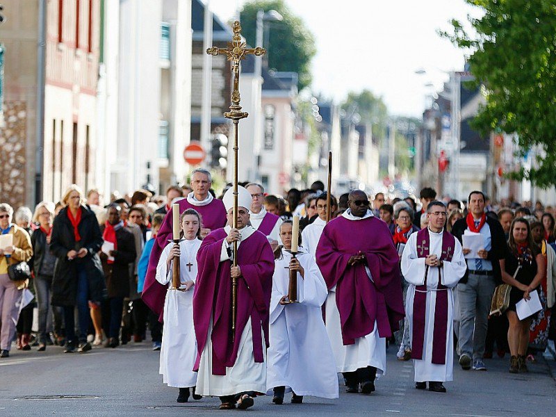 L'archevêque de Rouen Dominique Lebrun mène une processions dans les rues de  Saint-Etienne-du-Rouvray le 2 octobre 2016 avant une cérémonie pour la réouverture de l'église où le Père Jacques Hamel a été assassiné par un jihadiste - CHARLY TRIBALLEAU [AFP/Archives]
