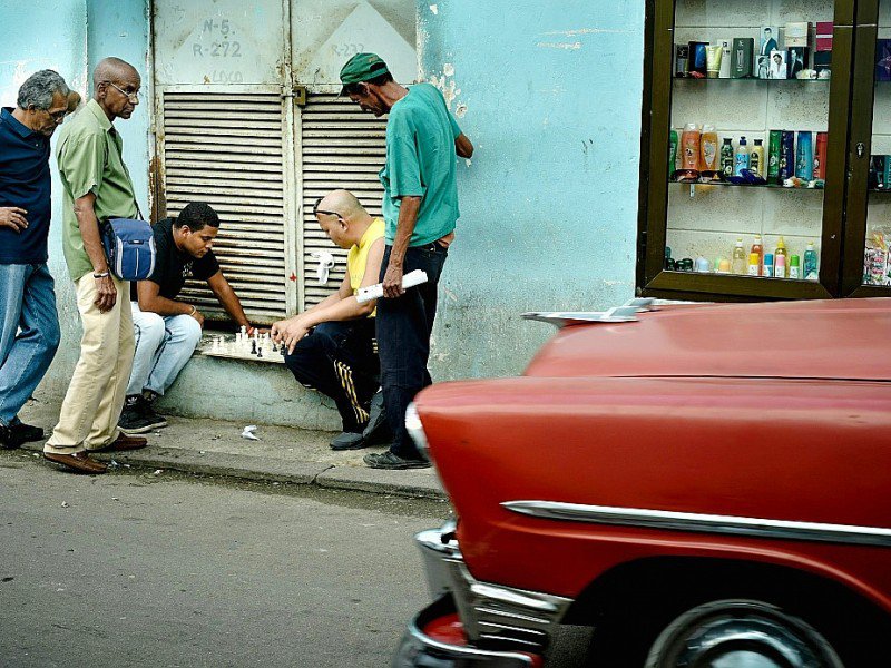 Des Cubains jouent aux échecs dans une rue de La Havane, le 8 novembre 2016 - ADALBERTO ROQUE [AFP]
