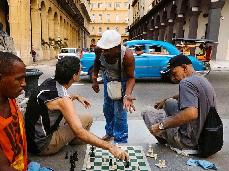 Des Cubains jouent aux échecs dans une rue de La Havane, le 8 novembre 2016 - ADALBERTO ROQUE [AFP]