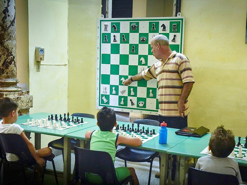 Des enfants cubains apprennent à jouer aux échecs à l'Institut supérieur latino-américain des échecs, le 8 novembre 2016 à La Havane - ADALBERTO ROQUE [AFP]