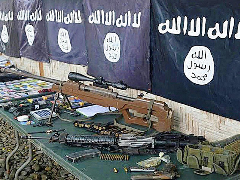 Drapeaux du groupe Etat islamique et des armes appartenant à des combattants revendiquant leur appartenance à cette organisation. Photo prise le 26 novembre 2015 - STR [AFP/Archives]