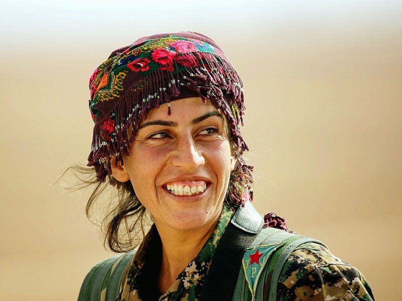 Chirine, 25 ans, membre des unités de protection de la femme kurde (YPJ) près du village syrien de Mazraat Khaled, à environ 40 km de Raqa, le 9 novembre 2016 - delil souleiman [AFP]