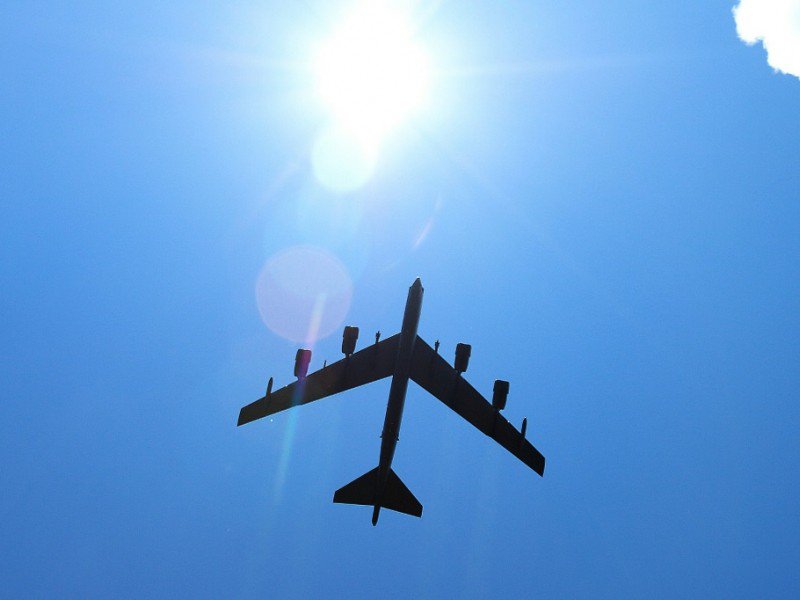 Un B-52 américain vole au-dessus d'une base en Lettonie, le 13 juin 2016 - Sgt. Paige Behringer [US ARMY/AFP/Archives]