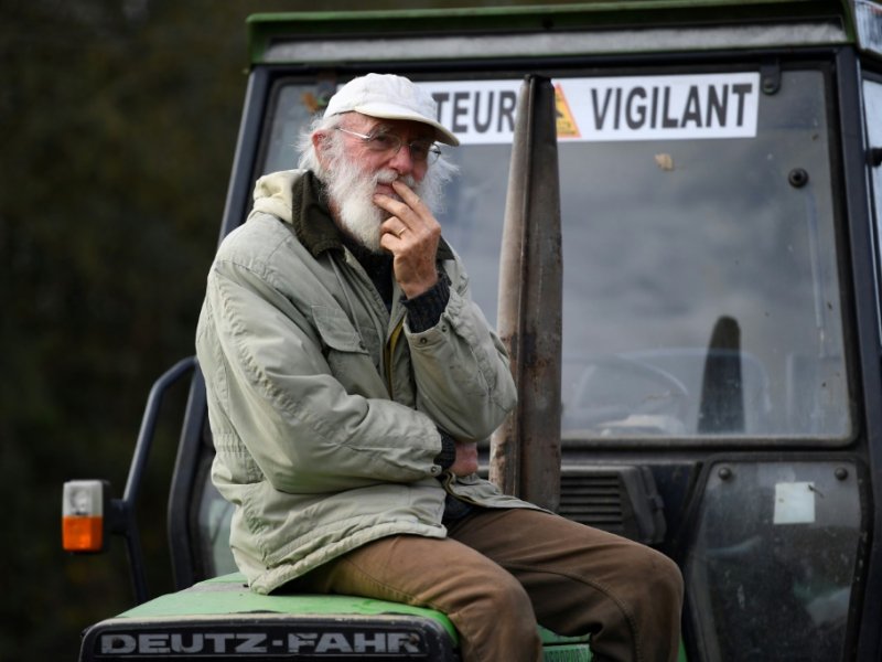 Un agriculteur membre du collectif anti-aéroport "Copain 44" sur son tracteur lors d'une manifestation, le  10 novembre 2016 à Notre-Dame-des-Landes - DAMIEN MEYER [AFP]