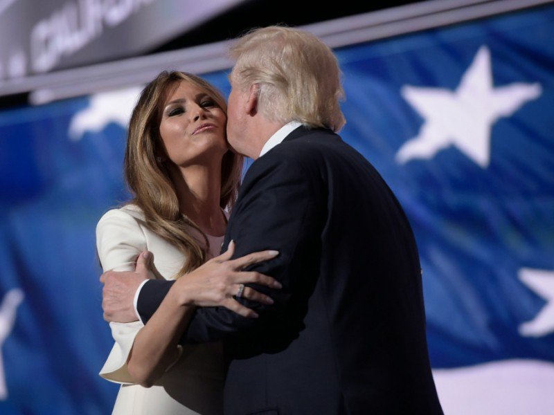 Melania Trump embrasse son époux Donald, lors de la convention républicaine, 21 juillet 2016 à Cleveland - Brendan Smialowski [AFP/Archives]