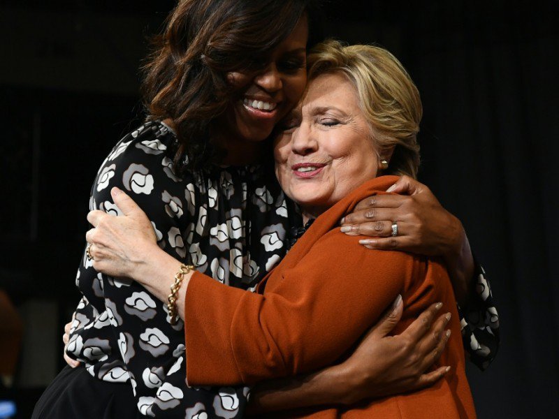 Michelle Obama enlace Hillary Clinton, à Winston-Salem, le 27 octobre 2016 - Jewel SAMAD [AFP/Archives]