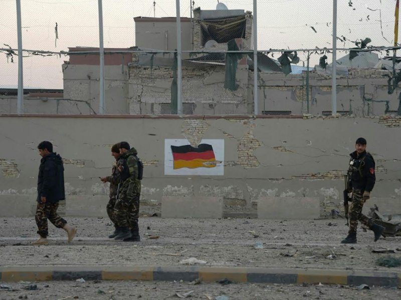 Des forces de sécurité afghanes contrôlent les environs du consulat allemand à Mazar-i-Sharif, le 11 novembre 2016 après un attentat revendiqué par les talibans - FARSHAD USYAN [AFP]