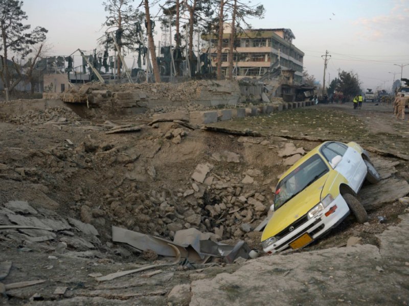 Une voiture a été projetée dans un cratère suite à la forte explosion liée à l'attentat contre le consulat allemand à  Mazar-i-Sharif, le 11 novembre 2016 - FARSHAD USYAN [AFP]