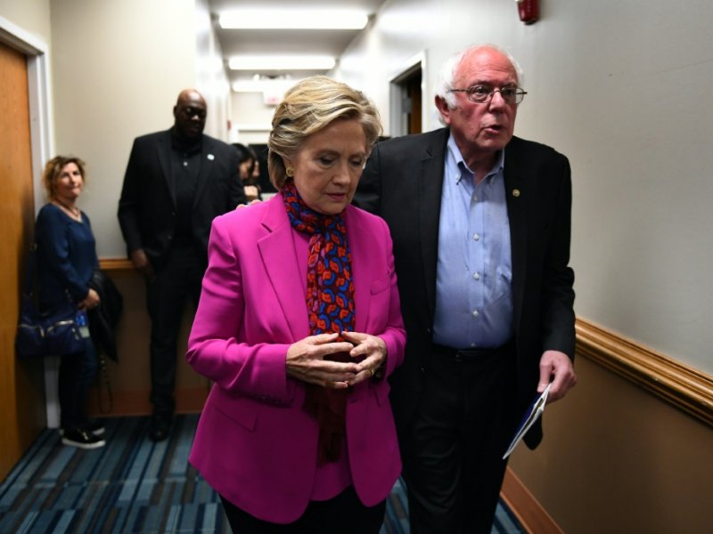 Hillary Clinton et Bernie Sanders le 3 novembre 2016 à Raleigh en Caroline du Nord - Jewel SAMAD [AFP/Archives]