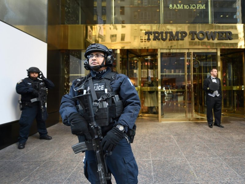 Des policiers devant la tour Trump, le 10 novembre 2016 à New York - TIMOTHY A. CLARY [AFP]