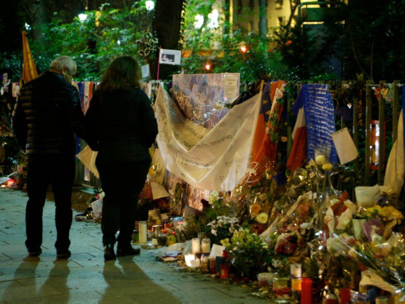 Drapeaux, fleurs et bougies en hommage aux victimes le 31 décembre 2016 devant le Bataclan à Paris - MATTHIEU ALEXANDRE [AFP/Archives]