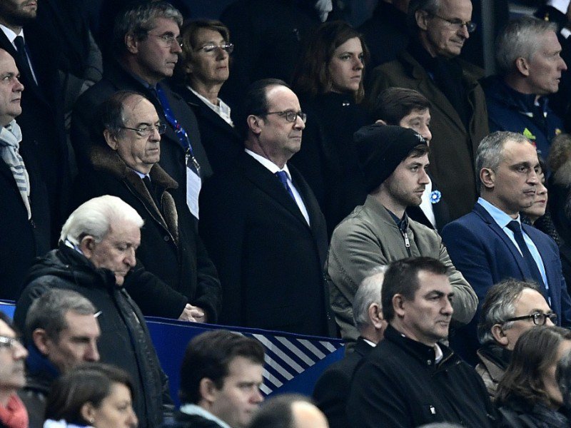 François Hollande pendant la minute de silence observée au Stade de France en hommage aux victimes des attaques terroristes, le 11 novembre 2016 à Saint-Denis - MIGUEL MEDINA [AFP]
