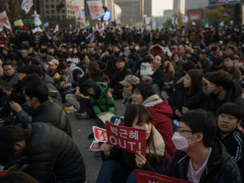 Des dizaines de milliers de Sud-coréens manifestent le 12 novembre 2016 à Seoul pour réclamer la démission de la présidente Park Geun-Hye - Ed JONES [AFP]