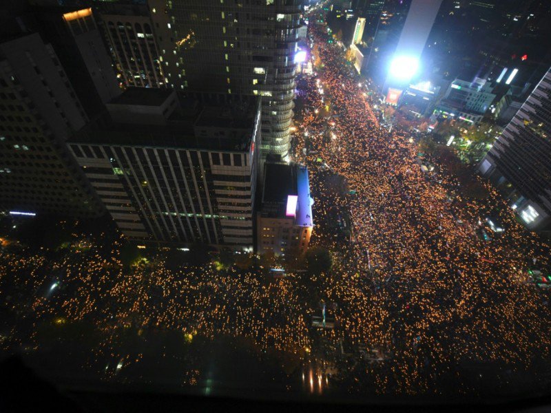 Des dizaines de milliers de Sud-coréens  manifestent en portant des bougies le 12 novembre 2016 à Seoul - JUNG YEON-JE [AFP]