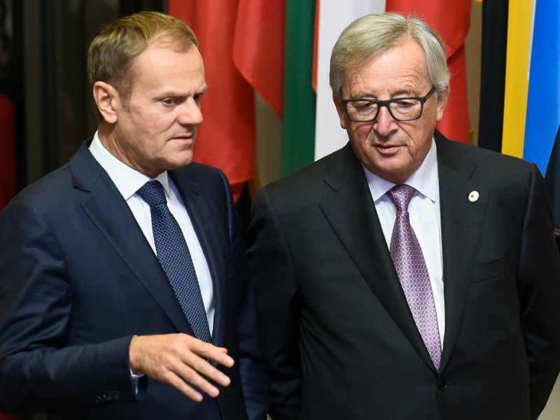 Le président de la Commission européenne, Jean-Claude Juncker (d), et le président du Conseil, Donald Tusk, le 30 octobre 2016 à Bruxelles - JOHN THYS [AFP/Archives]